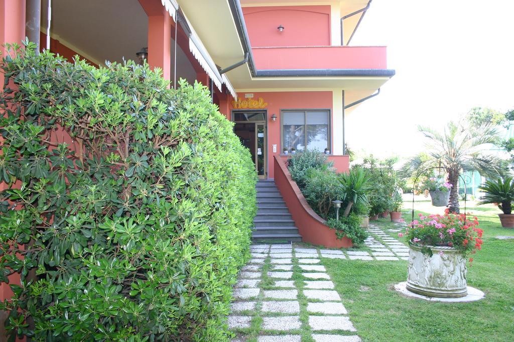 Hotel Le Rotonde Massaciuccoli Exterior photo